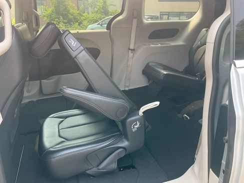 Used 2024 Chrysler Pacifica Touring-L FWD image 23