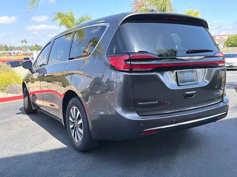 Used 2023 Chrysler Pacifica Touring-L FWD image 11