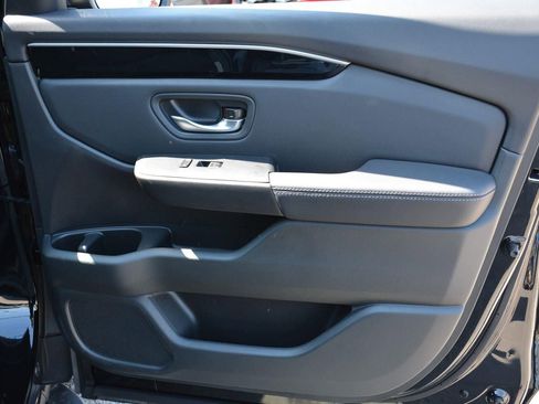 Used 2025 Honda Pilot Touring image 19