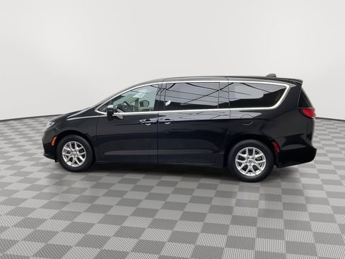 Used 2023 Chrysler Pacifica Touring-L FWD image 36