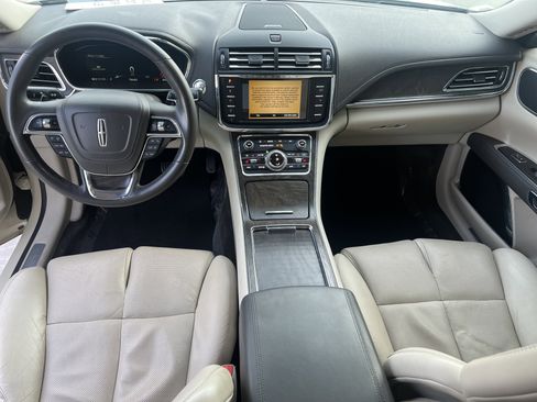 Used 2018 Lincoln Continental Select image 16