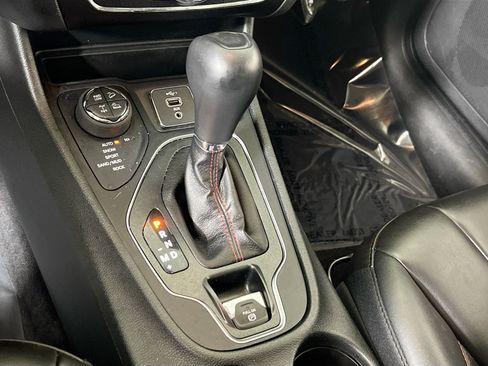 Used 2022 Jeep Cherokee Trailhawk image 16