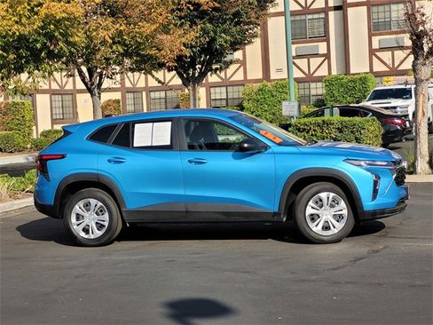 Used 2025 Chevrolet Trax LS image 4