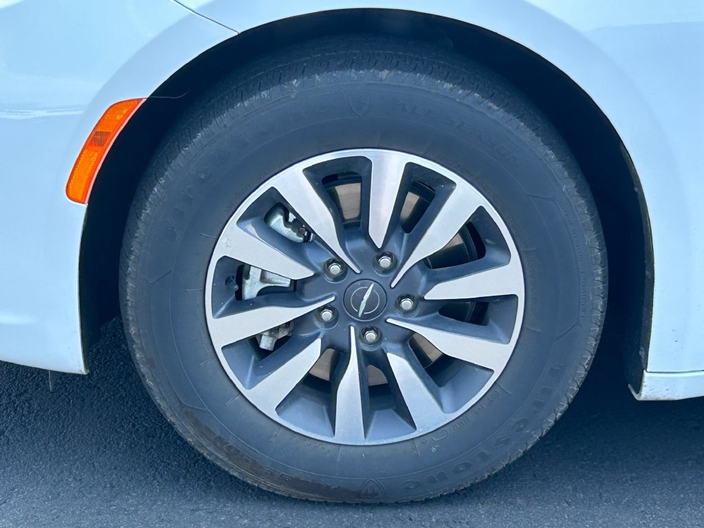 Used 2023 Chrysler Pacifica Touring-L FWD image 12