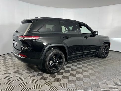 Used 2025 Jeep Grand Cherokee Altitude image 8