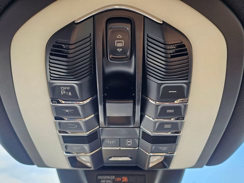 Used 2017 Porsche Macan AWD/4WD image 33