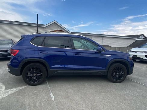 Certified 2023 Volkswagen Taos SE w/ Panoramic Sunroof Package AWD/4WD image 2