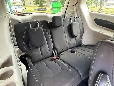 Used 2021 Chrysler Voyager L FWD image 21