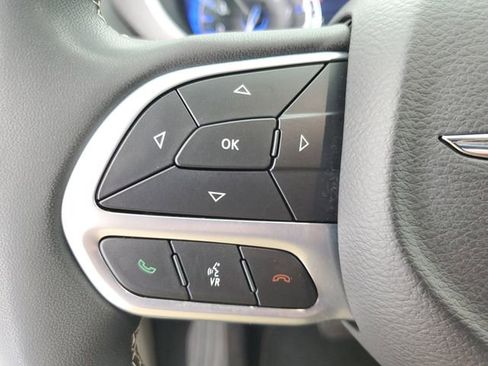 Used 2023 Chrysler Pacifica Touring-L image 22