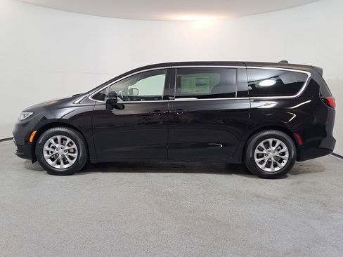 New 2026 Chrysler Pacifica Limited image 4