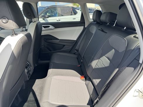 Used 2025 Volkswagen Taos SE FWD image 34