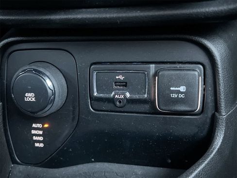 Used 2017 Jeep Renegade Altitude image 31