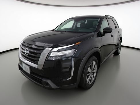 Used 2025 Nissan Pathfinder SV image 3