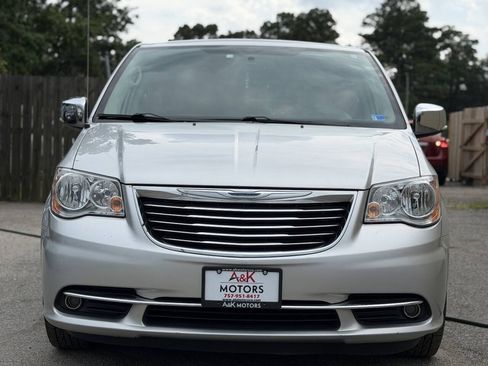 Used 2012 Chrysler Town & Country Touring-L w/ Entertainment Group #2 FWD image 3