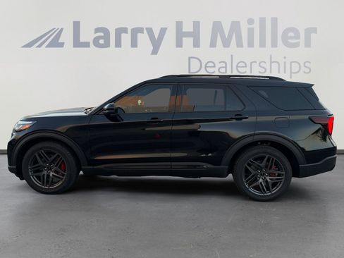 Used 2025 Ford Explorer ST AWD/4WD image 2