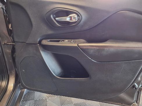 Used 2019 Jeep Cherokee Trailhawk AWD/4WD image 13