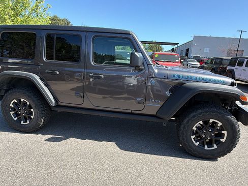 Used 2025 Jeep Wrangler Unlimited Rubicon 4xe w/ Convenience Group AWD/4WD image 7