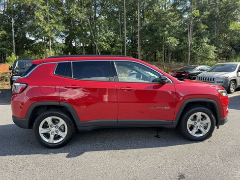 Used 2024 Jeep Compass Latitude AWD/4WD image 4