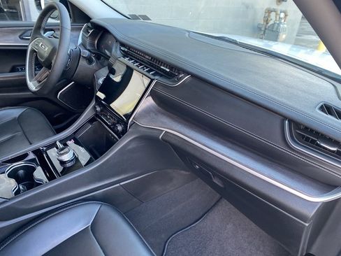 Used 2023 Jeep Grand Cherokee Limited w/ Black Appearance Package image 8