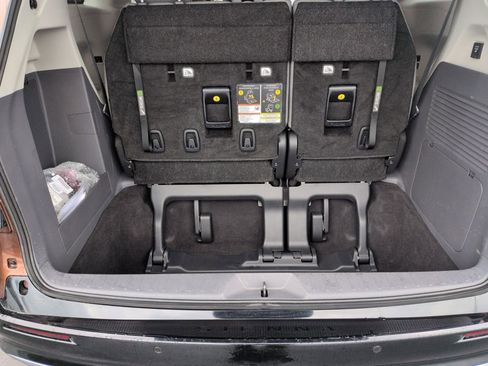 Used 2024 Toyota Sienna Limited image 23