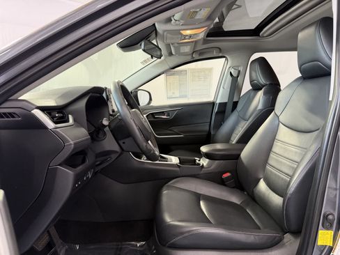 Used 2021 Toyota RAV4 XLE Premium AWD/4WD image 10