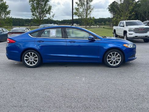 Used 2017 Ford Fusion SE w/ Fusion SE Technology Package FWD image 8