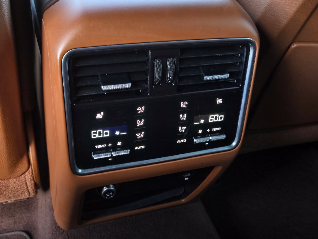 Used 2023 Porsche Cayenne Platinum Edition w/ Premium Package Plus (PIA) AWD/4WD image 20