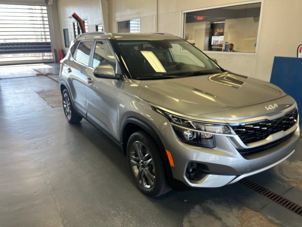 Used 2023 Kia Seltos S AWD/4WD image 1