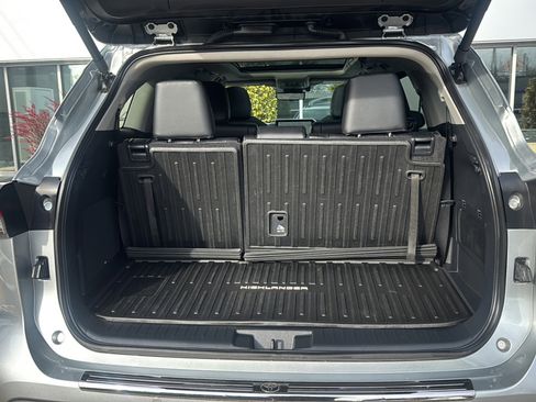 Used 2024 Toyota Highlander Platinum image 25
