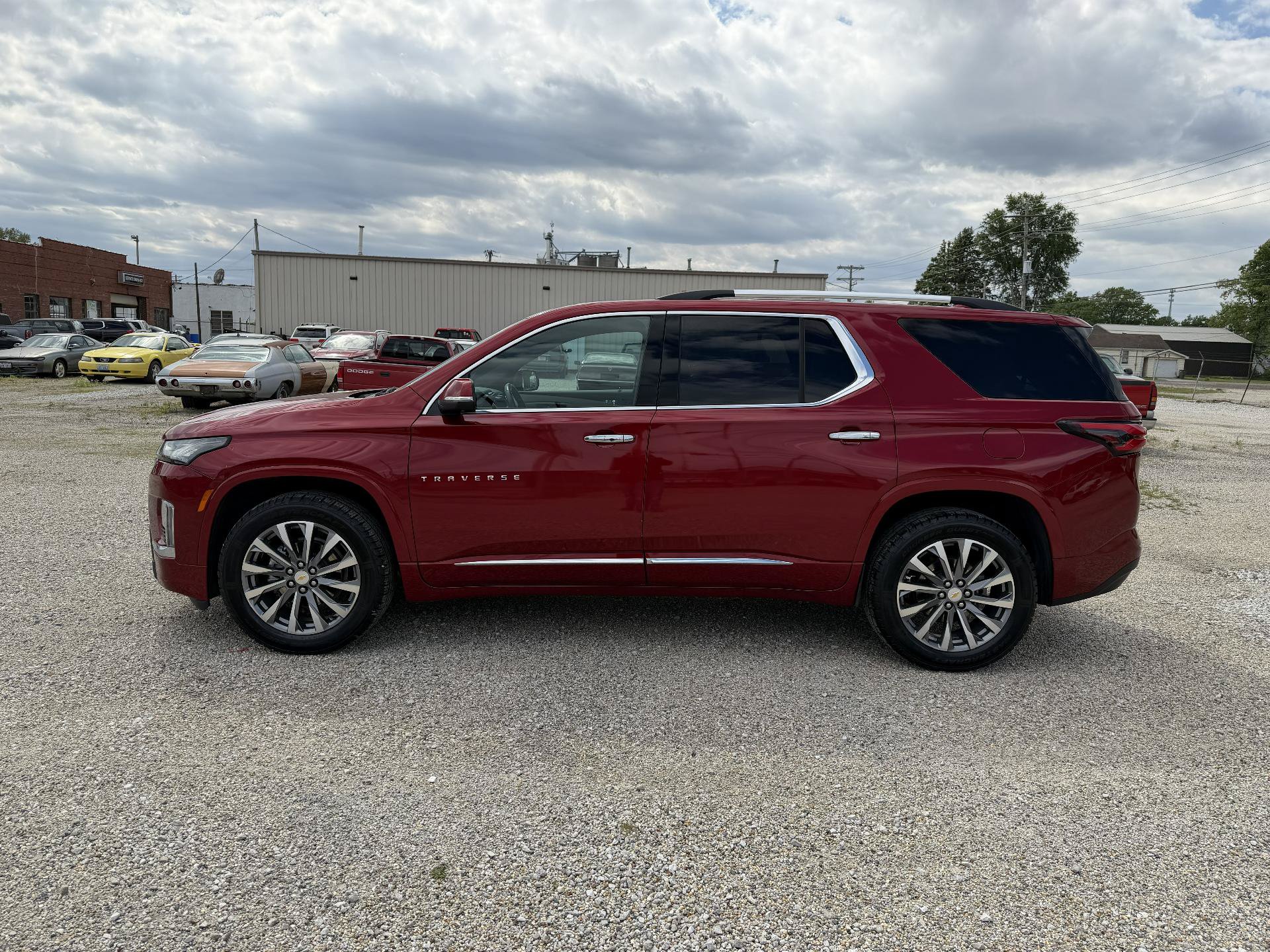 Used 2023 Chevrolet Traverse Premier FWD image 2