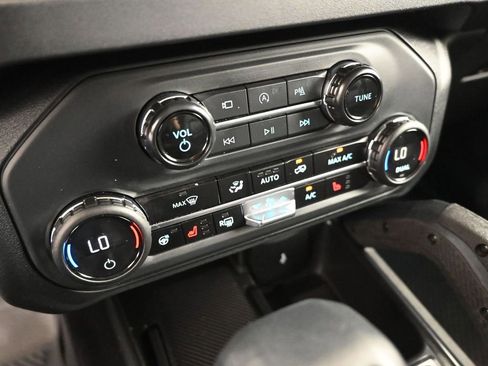 Used 2025 Ford Bronco Badlands image 16