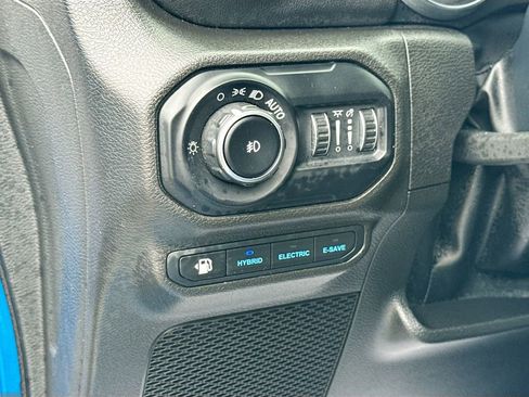 Used 2022 Jeep Wrangler Unlimited Sahara w/ Cold Weather Group AWD/4WD image 11