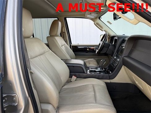 Used 2017 Lincoln Navigator Reserve image 28