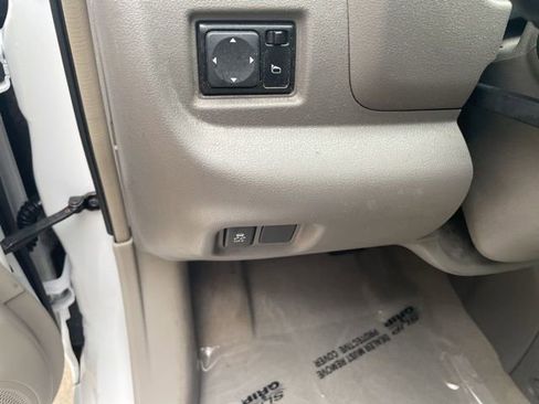 Used 2012 Nissan Versa SL image 9