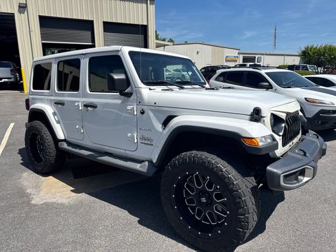 Used 2018 Jeep Wrangler Unlimited Sahara w/ Cold Weather Group AWD/4WD image 3
