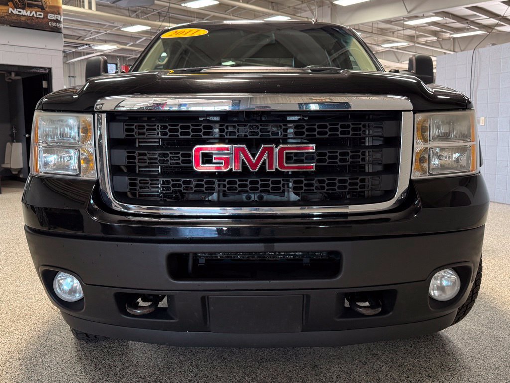 Used 2011 GMC Sierra 2500 SLT w/ SLT Convenience Package AWD/4WD image 2