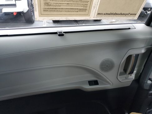 Used 2022 Toyota Sienna Limited image 15