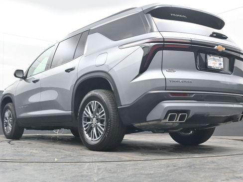Used 2025 Chevrolet Traverse LT image 25