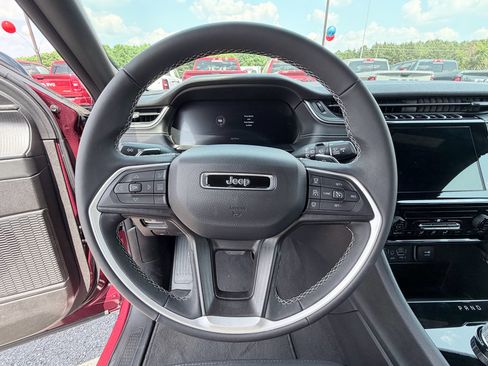 Used 2025 Jeep Grand Cherokee Laredo X RWD image 13