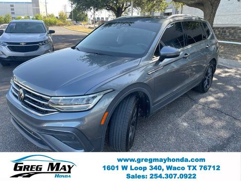 Used 2024 Volkswagen Tiguan SE w/ Panoramic Sunroof Package FWD image 9
