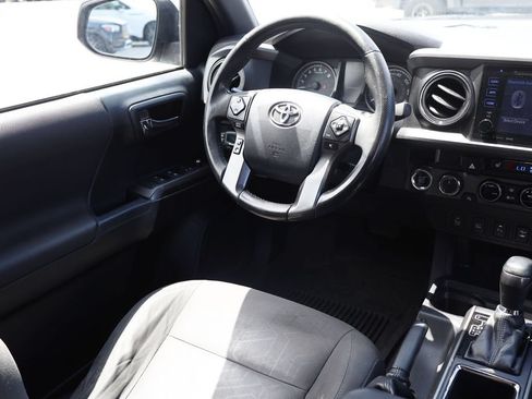 Used 2017 Toyota Tacoma TRD Off-Road AWD/4WD image 19