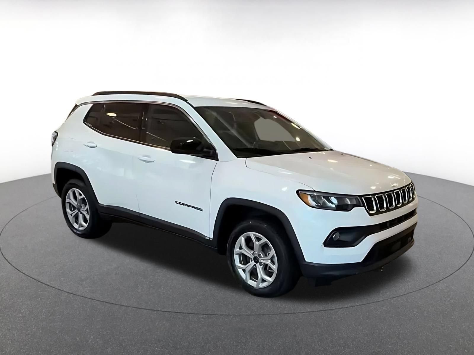 Used 2025 Jeep Compass Latitude AWD/4WD image 2