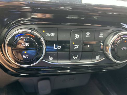 Used 2024 Chevrolet Trax RS w/ Sunroof Package FWD image 34
