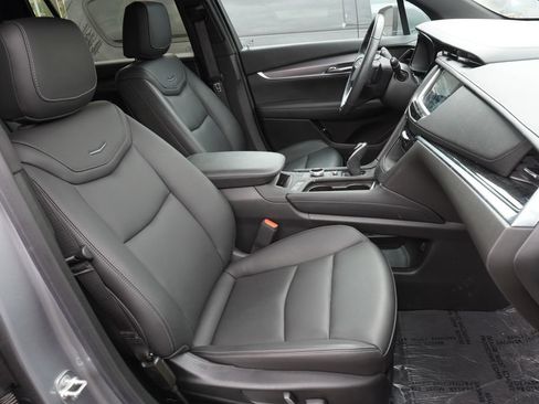 Certified 2025 Cadillac XT6 Luxury FWD image 10