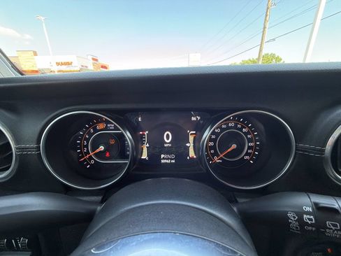 Used 2020 Jeep Wrangler Unlimited Sahara AWD/4WD image 10