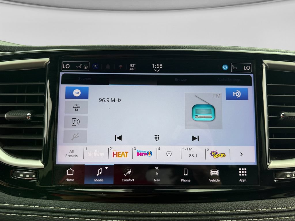Used 2024 Chrysler Pacifica Limited FWD image 25