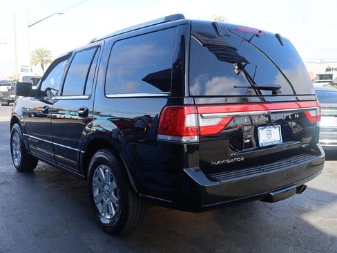 Used 2016 Lincoln Navigator Select image 3