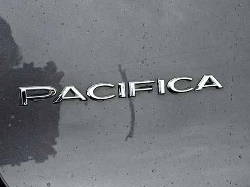 Used 2023 Chrysler Pacifica Touring-L FWD image 30