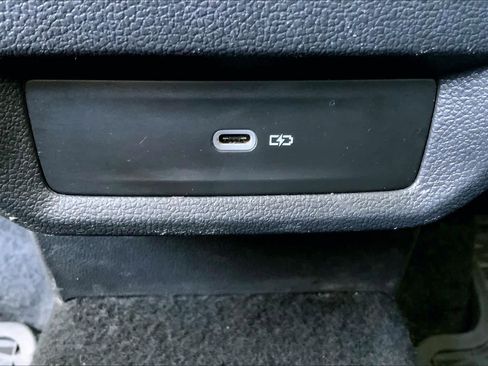 Used 2023 Volkswagen Taos SE w/ Panoramic Sunroof Package FWD image 36