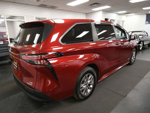 Used 2021 Toyota Sienna LE FWD image 7